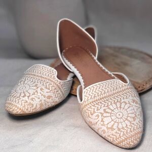 Restricted Slip on Flats in Warm Tan and Beige Textured Print Womens Size 9